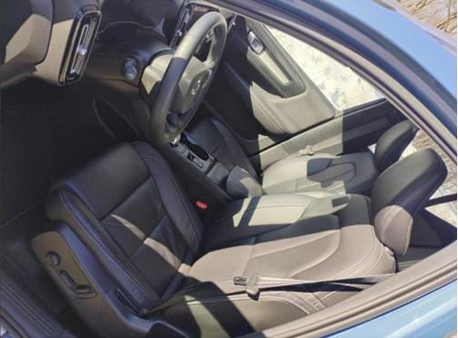 2023 Volvo XC40 B5 Plus Bright Theme