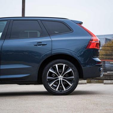 2023 Volvo XC60 B5 Plus Dark Theme