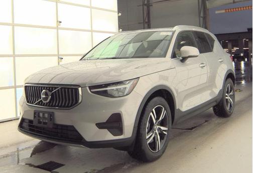 2025 Volvo XC40 B5 Core Bright Theme