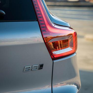 2025 Volvo XC40 B5 Core Bright Theme