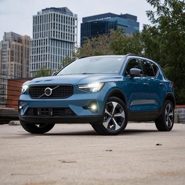 2024 Volvo XC40 B5 Plus Dark Theme