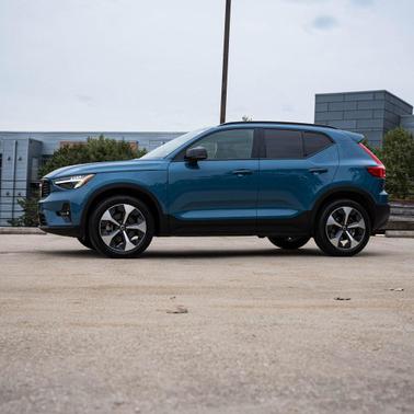 2024 Volvo XC40 B5 Plus Dark Theme