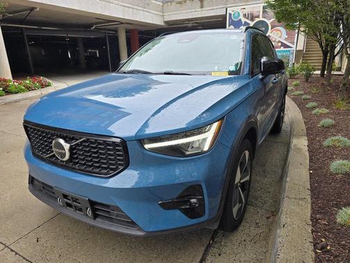 2024 Volvo XC40 B5 Plus Dark Theme