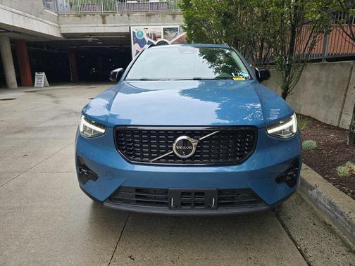 2024 Volvo XC40 B5 Plus Dark Theme