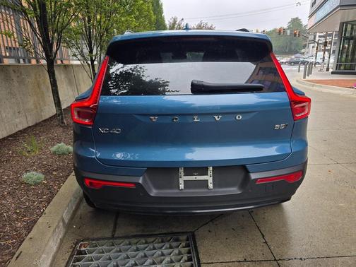 2024 Volvo XC40 B5 Plus Dark Theme