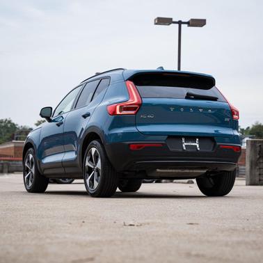 2024 Volvo XC40 B5 Plus Dark Theme