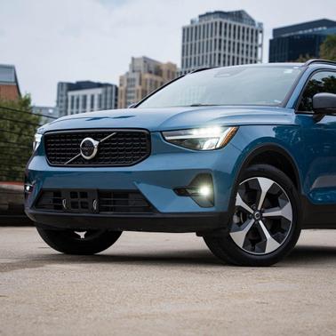 2024 Volvo XC40 B5 Plus Dark Theme
