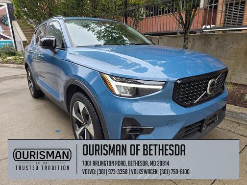 2024 Volvo XC40 B5 Plus Dark Theme