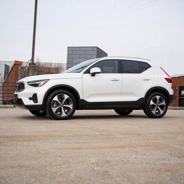 2025 Volvo XC40 B5 Core Bright Theme