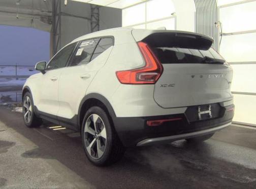 2025 Volvo XC40 B5 Core Bright Theme