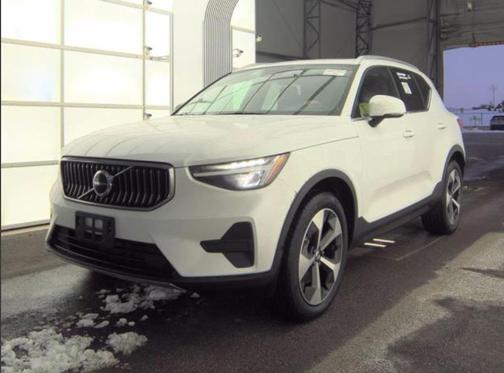 2025 Volvo XC40 B5 Core Bright Theme