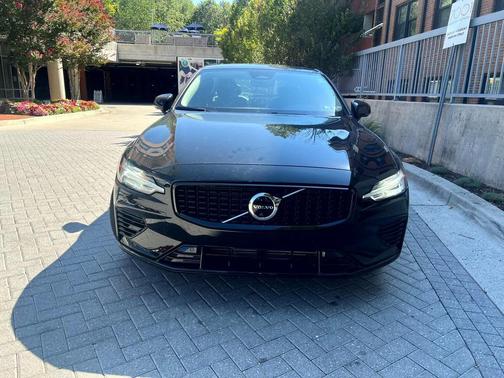 2023 Volvo S60 Recharge Plug-In Hybrid T8 Plus Dark Theme