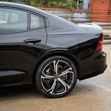 2023 Volvo S60 Recharge Plug-In Hybrid T8 Plus Dark Theme