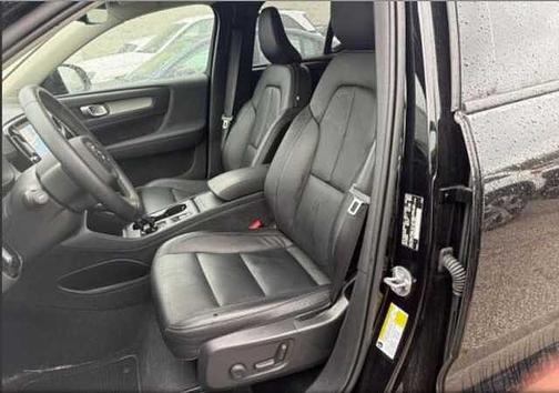 Onyx Black Metallic 2023 Volvo XC40 B5 Core