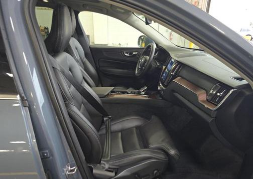 2023 Volvo XC60 B6 Ultimate Bright Theme