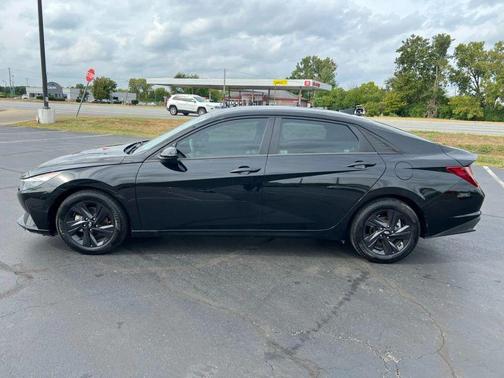 2022 Hyundai ELANTRA SEL