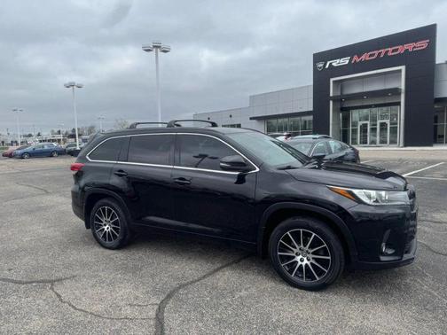 Midnight Black Metallic 2017 Toyota Highlander SE