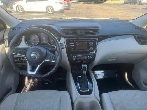 Pearl White 2018 Nissan Rogue Sport SV