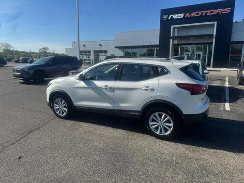 Pearl White 2018 Nissan Rogue Sport SV