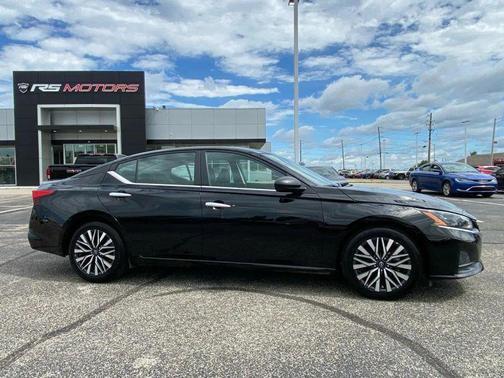 Black Diamond Pearl 2025 Nissan Altima 2.5 SV
