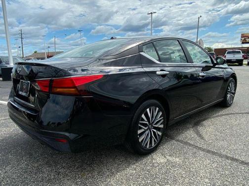 Black Diamond Pearl 2025 Nissan Altima 2.5 SV