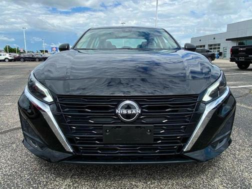 Black Diamond Pearl 2025 Nissan Altima 2.5 SV