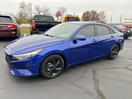 2023 Hyundai ELANTRA SEL