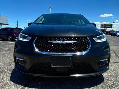 Brilliant Black Crystal Pearlcoat 2023 Chrysler Pacifica Hybrid Touring L