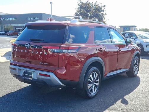 2024 Nissan Pathfinder SL