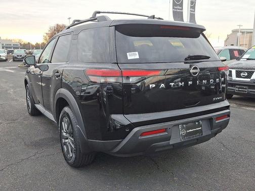 2023 Nissan Pathfinder SV