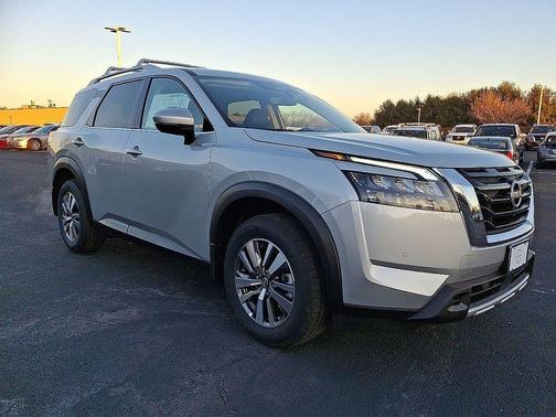 2025 Nissan Pathfinder SL