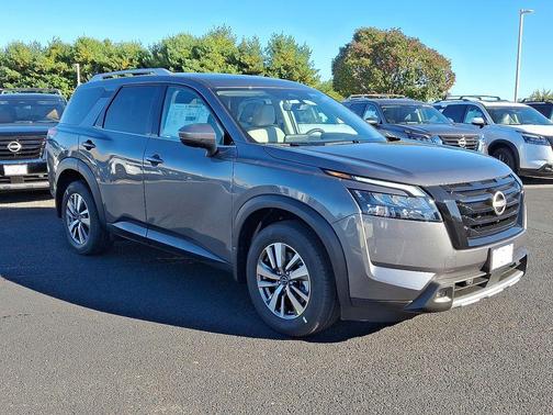 2025 Nissan Pathfinder SL