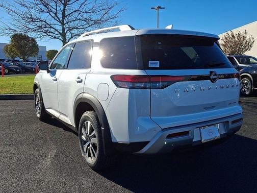 2025 Nissan Pathfinder SL