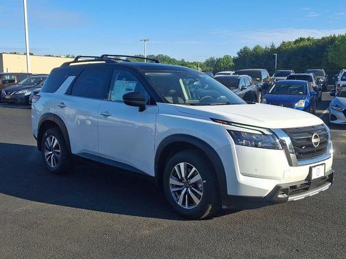 2025 Nissan Pathfinder SL