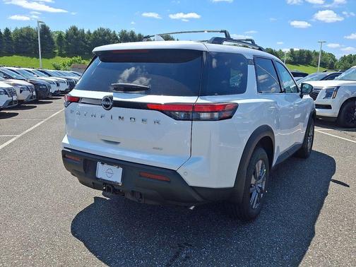 2025 Nissan Pathfinder SV