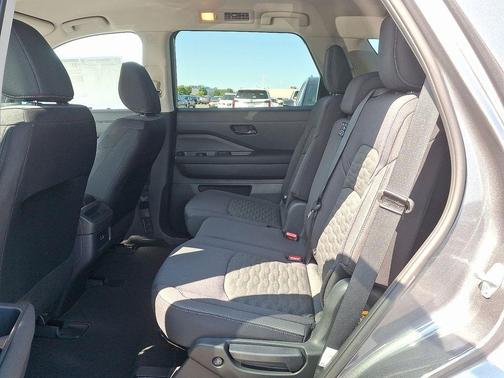 2025 Nissan Pathfinder S