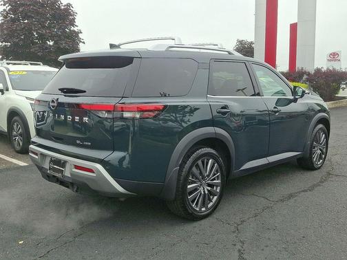 2022 Nissan Pathfinder SL