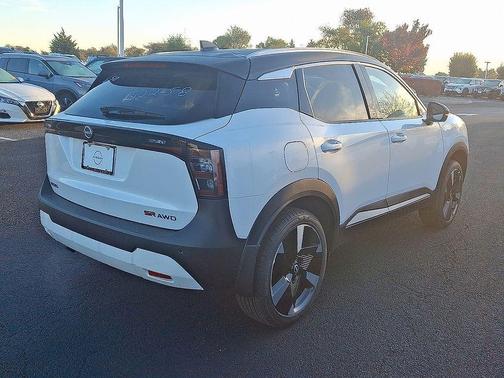 2025 Nissan Kicks SR