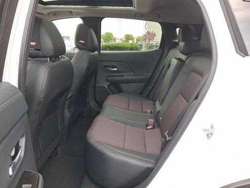 2t Wht Blk Roof 2026 Nissan Kicks SR