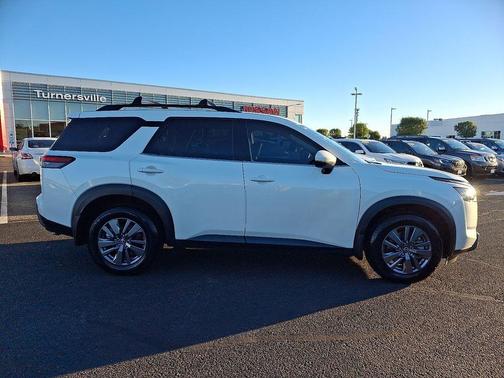 2024 Nissan Pathfinder SV