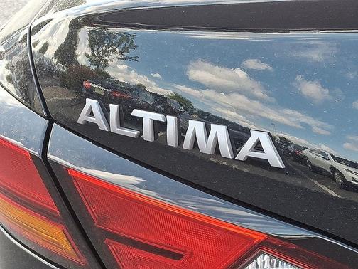 2025 Nissan Altima SR