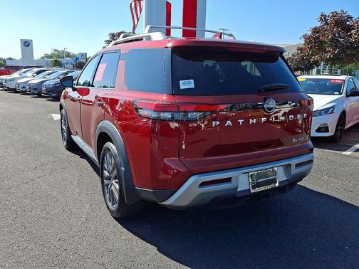2022 Nissan Pathfinder SL