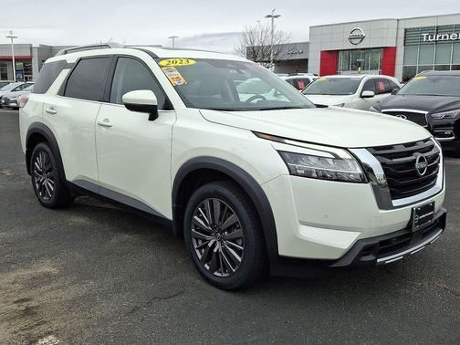 2023 Nissan Pathfinder SL