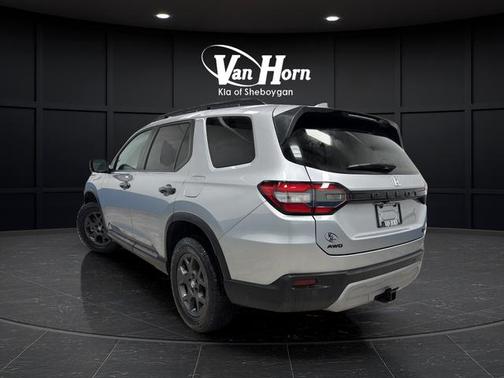 Lunar Silver Metallic 2025 Honda Pilot TrailSport