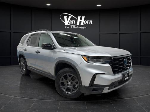 Lunar Silver Metallic 2025 Honda Pilot TrailSport