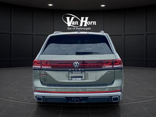 Green Pearl 2024 Volkswagen Atlas 2.0T SE w/Technology 4MOTION