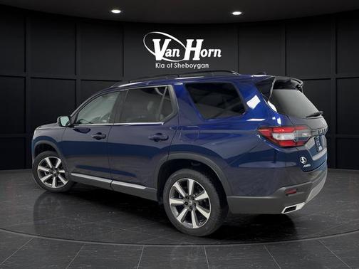 Obsidian Blue Pearl 2024 Honda Pilot Touring 8-Passenger