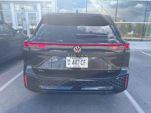 Deep Black Pearl 2025 Volkswagen Tiguan 2.0T SEL R-Line 4MOTION