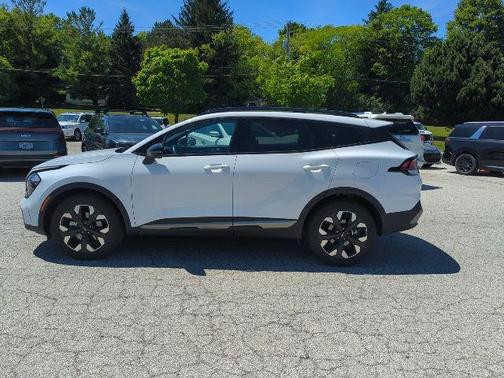 Glacial White Pearl 2023 Kia Sportage X-Line