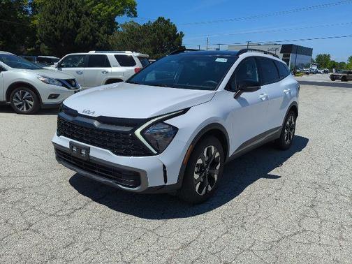 Glacial White Pearl 2023 Kia Sportage X-Line